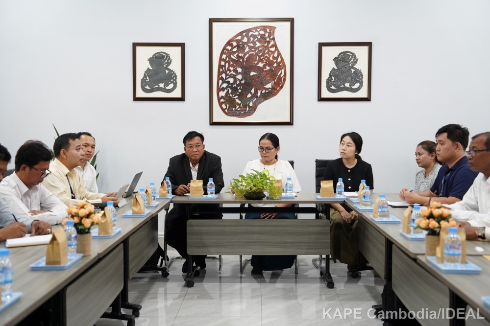 Partnership meeting around a conference table